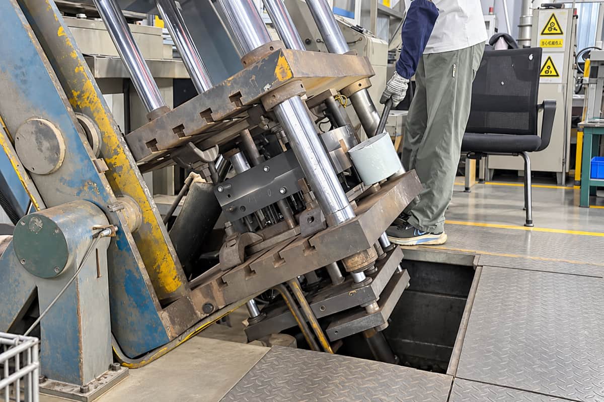 Manual aluminum pouring for gravity casting