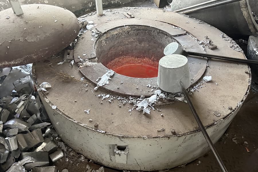 Aluminum melting for gravity casting