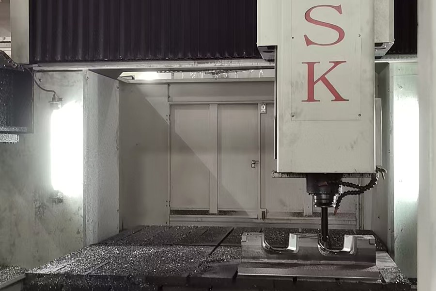 Gantry machining center for casting molds