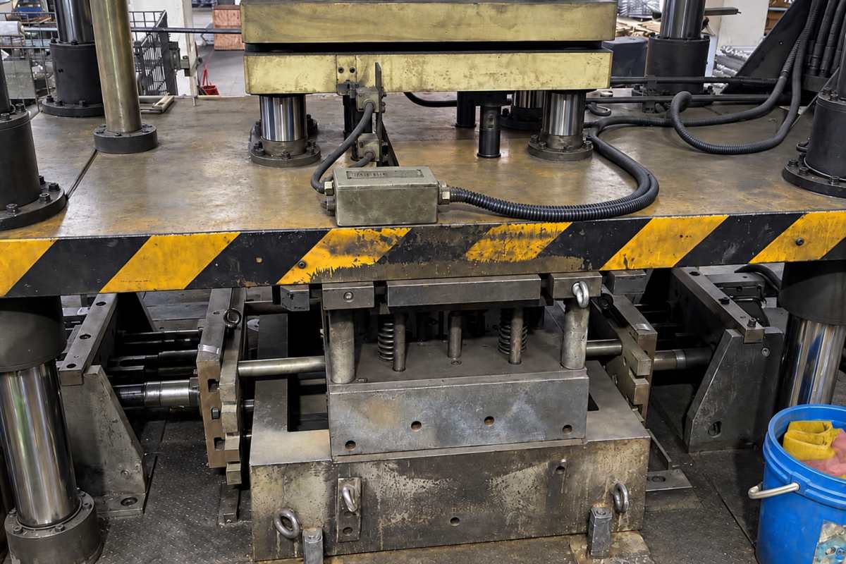 Low pressure casting mold closing and casting